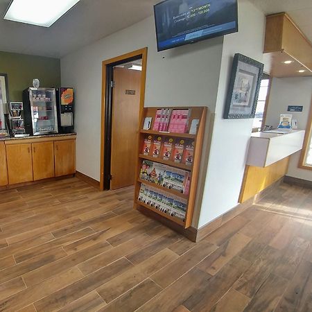 Super 8 By Wyndham Minot Airport Hotel Buitenkant foto